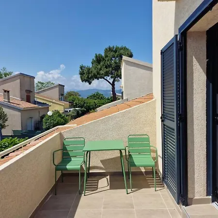 A Piaghja En Corse : Petite En Bord De Mer A 100 Metres De La Plage Hébergement de vacances *